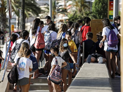 Grupo de estudiantes saliendo de la playa de El Arenal, en Palma de Mallorca.