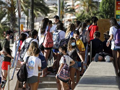 Grupo de estudiantes saliendo de la playa de El Arenal, en Palma de Mallorca.