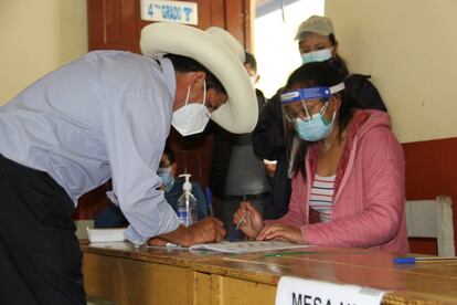 Pedro Castillo, candiato del partido Perú Libre firma para emitir su voto en un colegio electoral en Cajamarca, Perú.