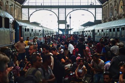 Hungría ha cerrado durante más de una hora la estación de ferrocarriles del este de Budapest, donde cientos de migrantes intentaban subirse a trenes rumbo a Austria y Alemania. En la imagen, refugiados en la estación de Budapest.