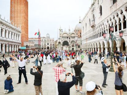 Turistas haciendo fotos en la plaza de San Marcos de Venecia.