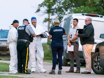 Agentes de policía investigan este lunes la muerte de 10 personas por apuñalamiento en Canadá.
