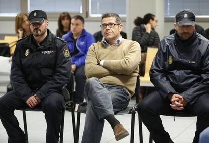 Jorge Ignacio Roca, custodiado por la polic&iacute;a en el juicio de Emarsa.