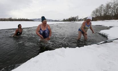 Tres mujeres se bañan en las aguas heladas del río Tuba, al sureste de la ciudad siberiana de Krasnoyarsk.