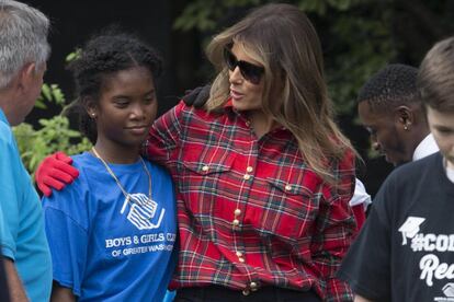 "Gracias por venir a ayudar con la cosecha", dijo, animando a sus visitantes, miembros del Club Ni?os y Ni?as de Washington, a esta huerta muy bien cuidada que puede ser apreciada por turistas a travs de las rejas que cierran el jardn sur de la residencia presidencial.