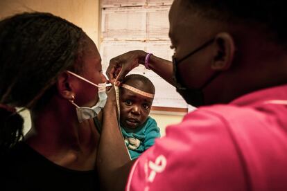 Un activista de Khumbuka toma medidas a un pequeño paciente para evaluar su estado nutricional. La malnutrición crónica es muy habitual entre los niños de Massaca y alrededores. Los jóvenes de Khumbuka llevan décadas dedicados a la sensibilización y atención de las personas de sus comunidades; entre otras muchas labores, van casa por casa comprobando el estado de salud de sus inquilinos.