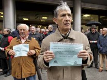 Prejubilados y pensionistas vascos, agrupados en la federación FEVAAS, durante una concentración que secundaron en Bilbao para reclamar el cobro de la pensión completa al cumplir los 65 años con 35 cotizados. EFE/Archivo