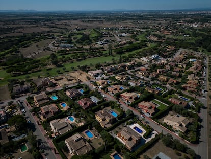 En la imagen, vista alzada de la urbanización residencial Golf de Peralada (Girona), con piscinas en muchos de los jardines.
