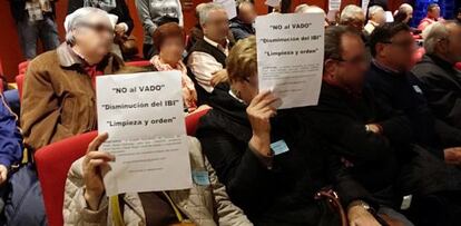 Vecinos del municipio muestran su disconformidad con el impuesto en el pleno del pasado lunes.