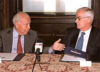 Jesús de Polanco, presidente del Grupo PRISA (a la izquierda), y Víctor García de la Concha, director de la Academia Española, durante la firma del convenio entre ambas entidades.