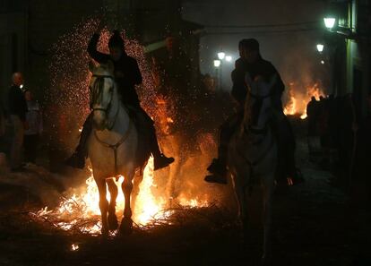 Los aplausos del público se entremezclaban con el crepitar de las ramas y los flashes de los fotógrafos, que se arremolinaban en torno a las luminarias. En la imagen, varios de los jinetes con sus caballos durante la festividad.