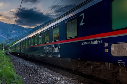 Trenes nocturnos: el pequeño placer de viajar lentamente por Europa. Tras décadas de declive, los trenes nocturnos europeos están volviéndose a poner de moda gracias a los viajeros que quieren mantener a raya las emisiones de CO2 y no necesitan ver pasar el mundo a toda velocidad. Hasta hace poco, parecía que los trenes nocturnos europeos iban a desaparecer: las líneas aéreas de bajo coste y los trenes de alta velocidad habían restado encanto a lo de acostarse en un compartimento y dejarse mecer por el traqueteo del tren. Ahora, en la era del turismo sostenible, las cosas están cambiando. La linea Nightjet de los Ferrocarriles Federales Austriacos (ÖBB) lidera el cambio, con nuevas rutas por Centroeuropa (en la foto, uno de sus trenes a su paso por la montaña Saurussel, en los Alpes de Viena). Empresas privadas se suman a la iniciativa: European Sleeper conectará Ámsterdam con Barcelona en un futuro cercano, mientras que la francesa Midnight Trains planea reinventar la experiencia del coche-cama con vagones diseñados como hoteles de lujo.
Parece que el Viejo Continente empieza a descubrir el potencial de los trenes nocturnos y el pequeño placer que puede ser dormirse y despertar en un nuevo destino.