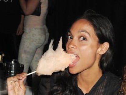 La actriz Rosario Dawson comiendo un algodón de azúcar en Londres 2012