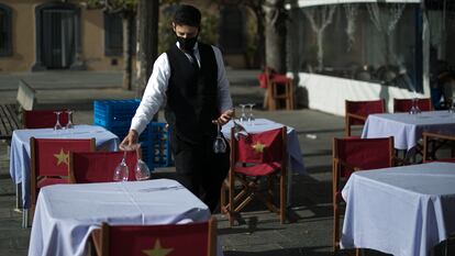 Un camarero prepara las mesas de una terraza de Barcelona, a comienzos de marzo.