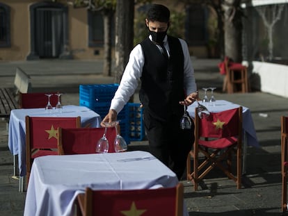 Un camarero prepara las mesas de una terraza de Barcelona, a comienzos de marzo.
