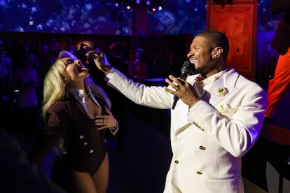 La cantante Sabrina Carpenter junto a Usher, durante la actuación del artista en la gala Met de 2025.