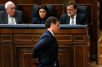 El líder de Ciudadanos, Albert Rivera, pasa por delante del presidente del Gobierno en funciones, Mariano Rajoy.