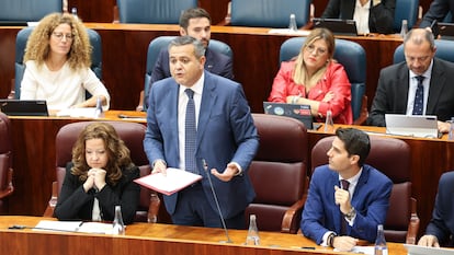 El consejero de Vivienda, Transportes e infraestructuras, Jorge Rodrigo, interviene durante un pleno en la Asamblea de Madrid, a 7 de noviembre de 2024, en Madrid (España).