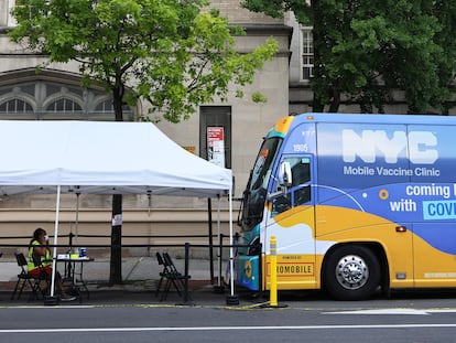 Una sanitaria sentada en un punto de vacunación móvil, este miércoles en una calle de Nueva York.