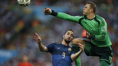 Neuer golpea a Higua&iacute;n en un despeje.