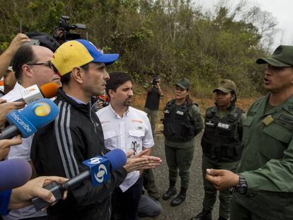 Militares impiden la entrada de l&iacute;deres de la oposici&oacute;n venezolana a  la c&aacute;rcel Ramo Verde.