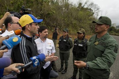 Militares impiden la entrada de líderes de la oposición venezolana a la cárcel Ramo Verde.