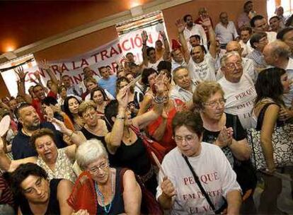 Vecinos de Dénia protestan en el Ayuntamiento contra la moción de censura que desalojó a la socialista Paqui Viciano de la alcaldía.