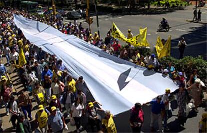 Protesta de desempleados argentinos contra la política económica del Gobierno, ayer en Buenos Aires.