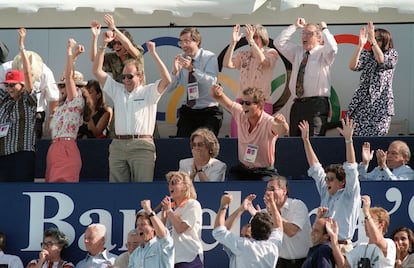 9 de agosto de 1992. La Familia Real española anima a la selección española de waterpolo en la final contra Italia. De izquierda a derecha, las infantas Cristina y Elena, el rey Juan Carlos, la reina Sofía y el príncipe Felipe.