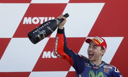 Lorenzo celebra la victoria y el Mundial