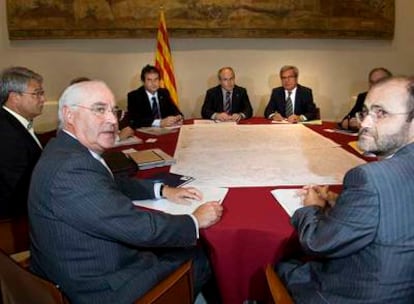 A la izquierda, en primer término, Rafael Miranda, de Endesa, y Luis Atienza, de Red Eléctrica, en la reunión mantenida ayer en la Generalitat.