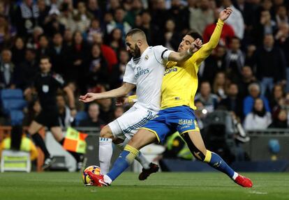 Benzema, en el mano a mano que fall&oacute; en los primeros minutos del partido. 