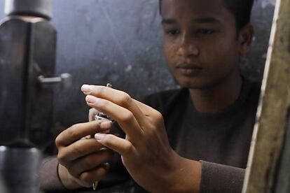 Uno de los trabajadores menores de edad de una de las micro-fábricas de corte y lijado de gemas de Jaipur.