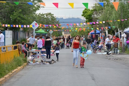 Una de las calles del barrio de La Legua decorada para la celebración de Mítin cultural 2015, unas jornadas culturales celebradas el pasado octubre llenas de música, actividades infantiles y un mercado al aire libre. 