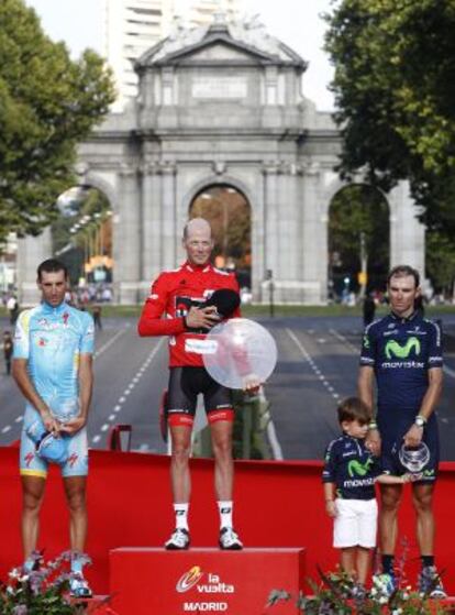 Horner, en el podio junto a Nibali (izquierda) y Valverde.