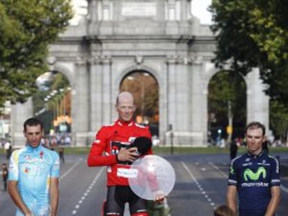 Horner, en el podio junto a Nibali (izquierda) y Valverde.