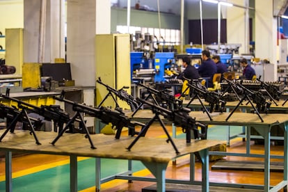 Visita a una fábrica de armas en un lugar indeterminado en Bakú.  Los modelos se exponen al final del proceso. 
