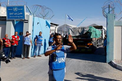 Los camiones de ayuda llegan a una instalación  de la ONU, mientras continúa el conflicto entre Israel y el grupo islamista palestino Hamás.