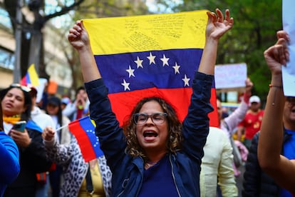 Una mujer levanta una bandera durante una protesta, en Ciudad de Mxico. 

