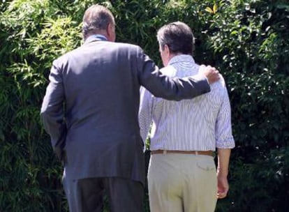 El rey don Juan Carlos pasea junto a Adolfo Suárez por el jardín de la casa del expresidente.