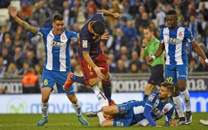 Suárez, entre Diop, Víctor Álvarez y Rocco, en el último derbi en Cornellà.