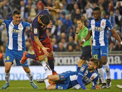 Suárez, entre Diop, Víctor Álvarez y Rocco, en el último derbi en Cornellà.