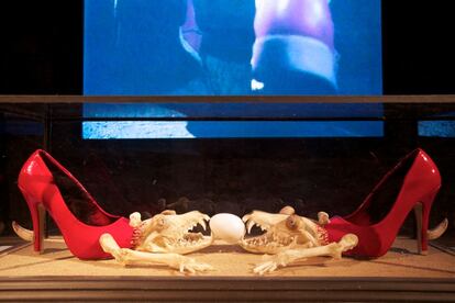 'Las zapatillas rojas' de Hans Christian Andersen es un cuento que alerta sobre los peligros de la vanidad y es uno de los temas favoritos para mostrar el lado más tenebroso de las fábulas. Jan Svankmajer se inspiró en él para una película de 1983 que se proyecta junto a la pieza que ha creado para la muestra 'El zapatero prodigioso'.