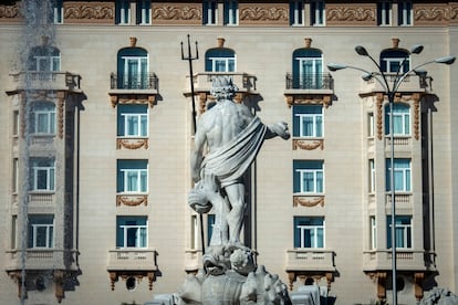 Estatua de la fuente de Neptuno frente a la fachada del Hotel Palace, en Madrid.