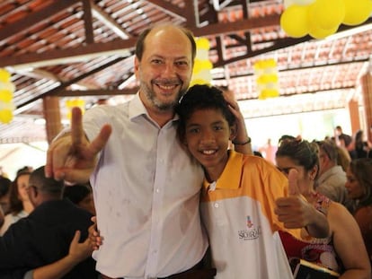 Ivo Ferreira Gomes junto con un niño de su municipio.