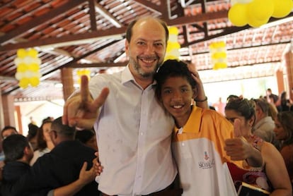 Ivo Ferreira Gomes junto con un niño de su municipio.