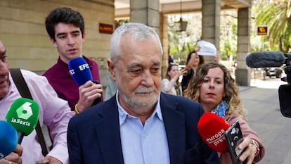 El expresidente de la Junta de Andalucía José Antonio Griñán, salía de los juzgados de Sevilla, el 18 de mayo de 2023.