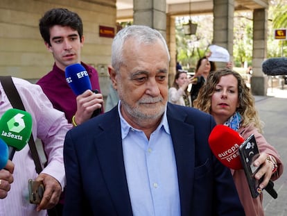 El expresidente de la Junta de Andalucía José Antonio Griñán, salía de los juzgados de Sevilla, el 18 de mayo de 2023.