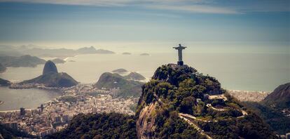 Tendencias
Famosa por su carnaval, sus impresionantes playas y las majestuosas montañas que la rodean, Río de Janeiro es de esas ciudades que hay que visitar una vez en la vida. Si lo hace en marzo –sobre todo a final de mes–, cuando el verano austral toca a su fin, la temporada se acaba y los carnavales son historia, evitará las lluvias sempiternas del estío y se ahorrará de media un 30% en el precio del alojamiento, según datos de Booking.com.