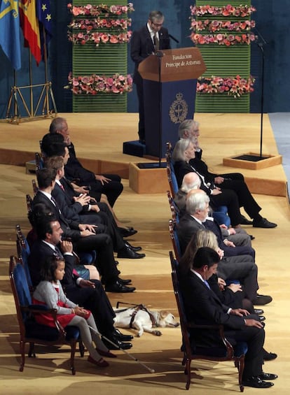 El escritor Antonio Muñoz Molina durante el discurso que ha pronunciado antes de recoger de manos del Príncipe Felipe, y en presencia de la Princesa Letizia, el premio Príncipe de Asturias de las Letras 2013, durante la ceremonia de entrega de los galardones celebrada en el Teatro Campoamor de Oviedo.